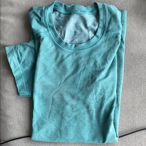 Lululemon medium men’s athletic shirt